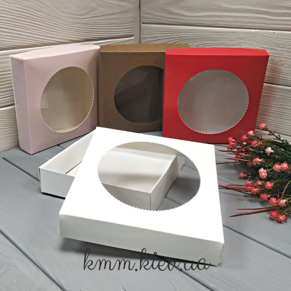 Коробка із зубчастим вікном колір в асортименті 150х150х35мм - Крафт Коробка із зубчастим вікном колір в асортименті 150х150х35мм - Крафт